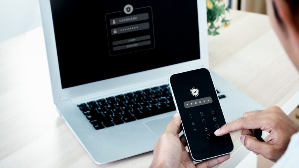 Người dùng nhập mật khẩu và PIN để đăng nhập